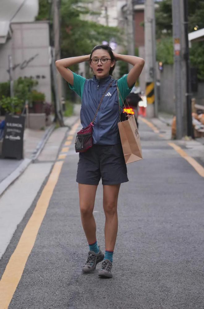 31岁崔恩尔穿搭火了！运动马甲配短裤网友直呼太有活力了(图1)