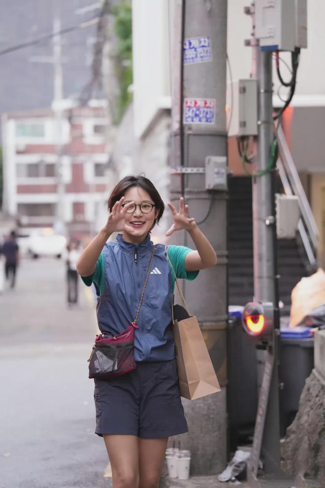 31岁崔恩尔穿搭火了！运动马甲配短裤网友直呼太有活力了(图4)