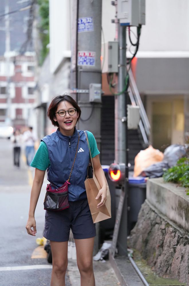 31岁崔恩尔穿搭火了！运动马甲配短裤网友直呼太有活力了(图2)