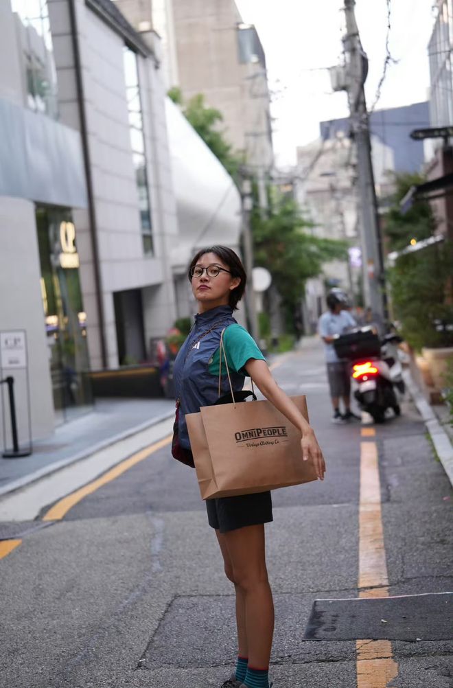 31岁崔恩尔穿搭火了！运动马甲配短裤网友直呼太有活力了(图3)