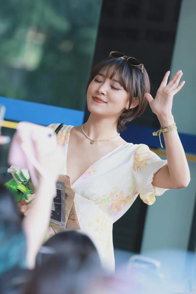 31岁崔恩尔穿搭火了！运动马甲配短裤网友直呼太有活力了(图5)