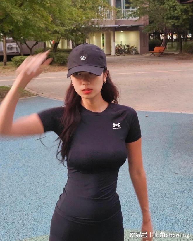 青春运动潮搭黑色运动套装搭配棒球帽绝对个性(图3)