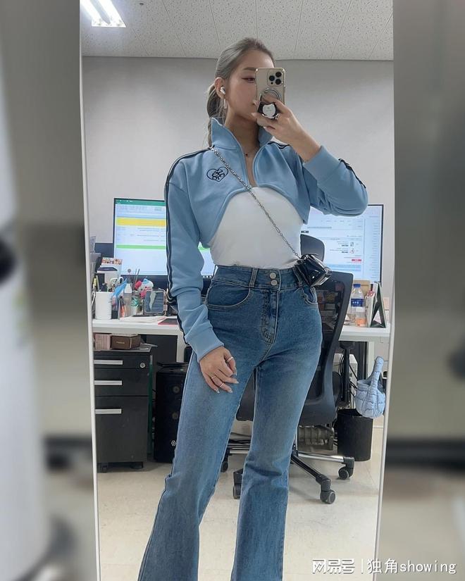 青春运动风来袭！浅蓝色运动服搭配牛仔裤时尚又舒适(图2)