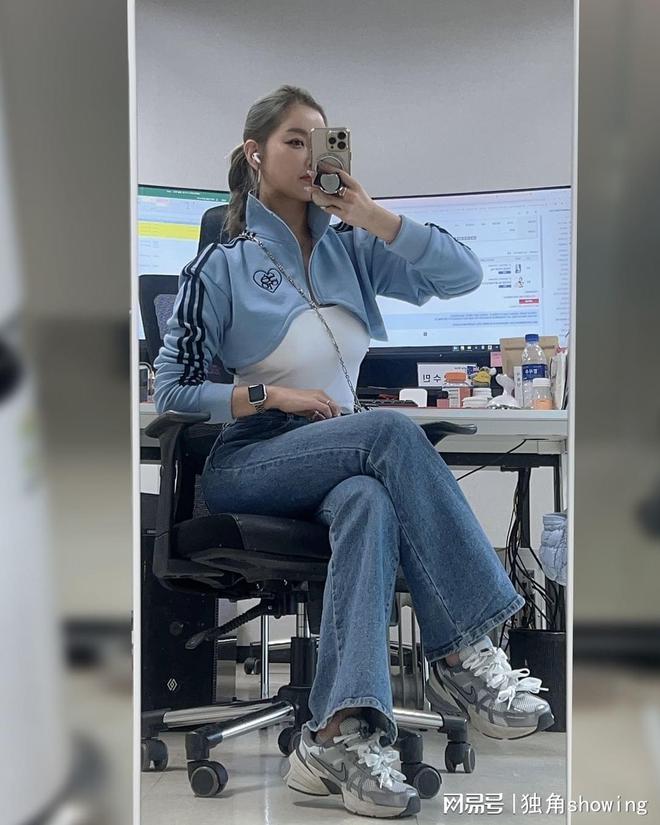 青春运动风来袭！浅蓝色运动服搭配牛仔裤时尚又舒适(图3)