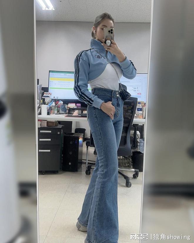 青春运动风来袭！浅蓝色运动服搭配牛仔裤时尚又舒适(图1)