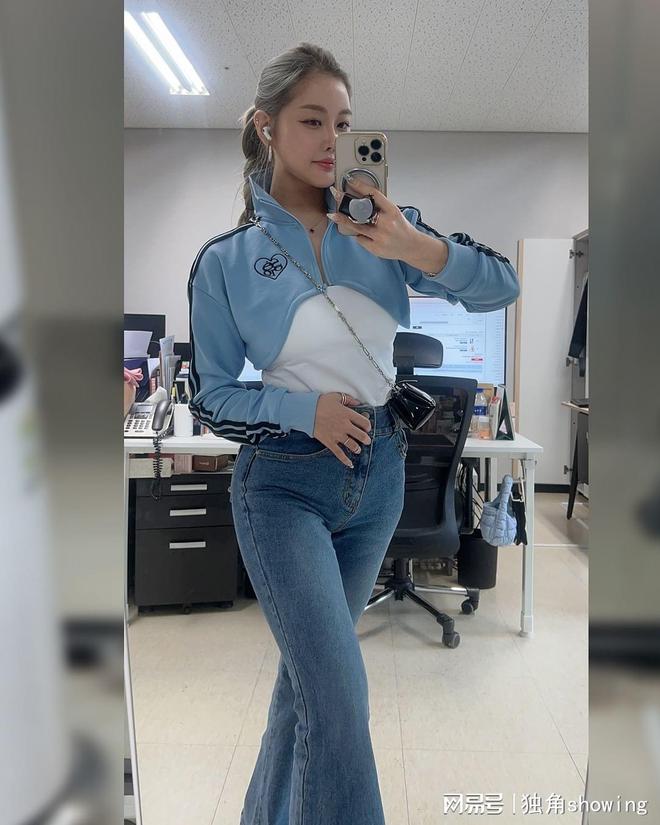 青春运动风来袭！浅蓝色运动服搭配牛仔裤时尚又舒适(图5)