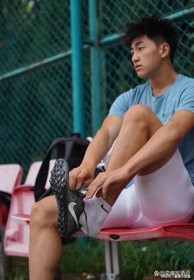 薄肌鲜肉弟弟穿高弹紧身裤体育生魅力无人能挡这诱惑太上头了(图1)