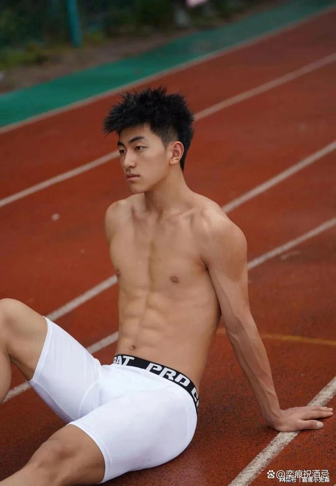薄肌鲜肉弟弟穿高弹紧身裤体育生魅力无人能挡这诱惑太上头了(图2)