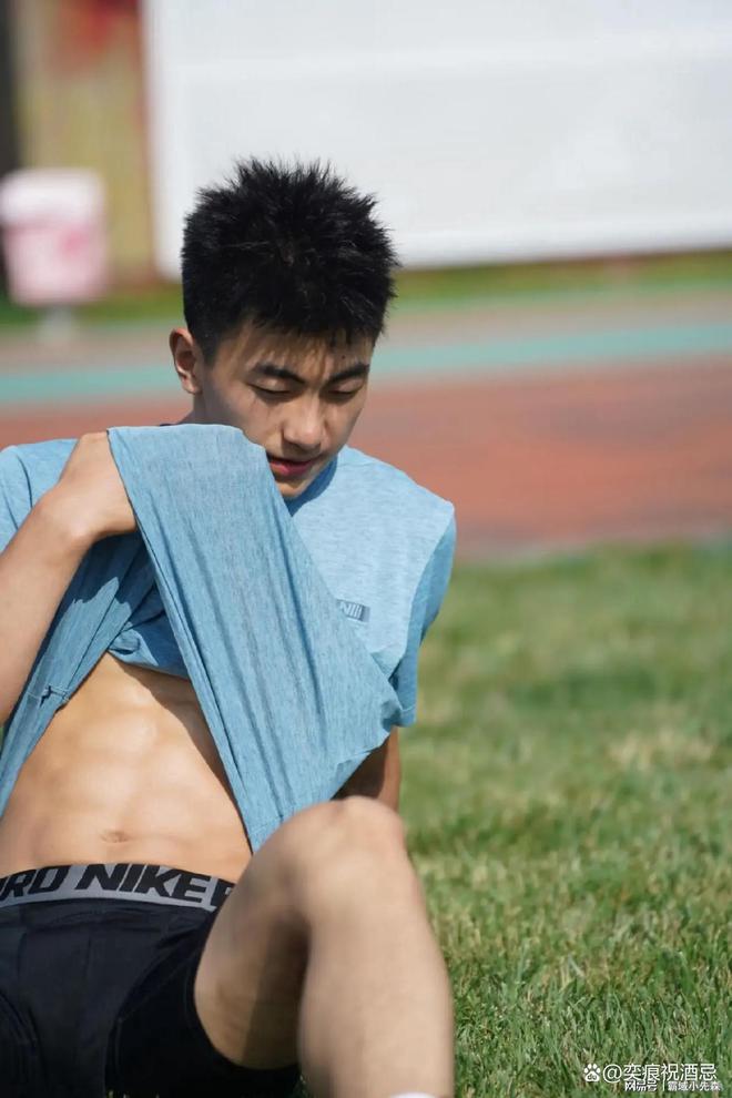 薄肌鲜肉弟弟穿高弹紧身裤体育生魅力无人能挡这诱惑太上头了(图6)