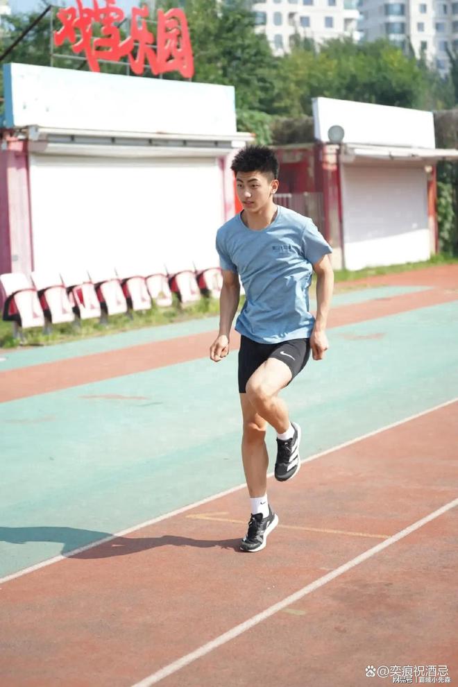 薄肌鲜肉弟弟穿高弹紧身裤体育生魅力无人能挡这诱惑太上头了(图8)