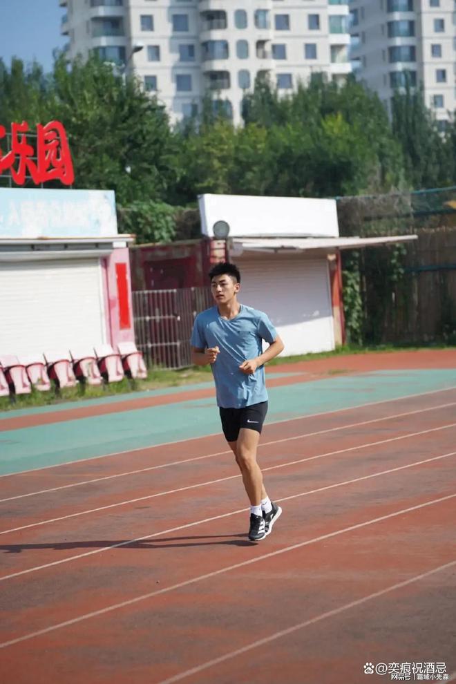 薄肌鲜肉弟弟穿高弹紧身裤体育生魅力无人能挡这诱惑太上头了(图9)