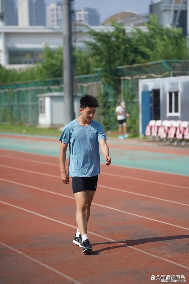 薄肌鲜肉弟弟穿高弹紧身裤体育生魅力无人能挡这诱惑太上头了(图10)