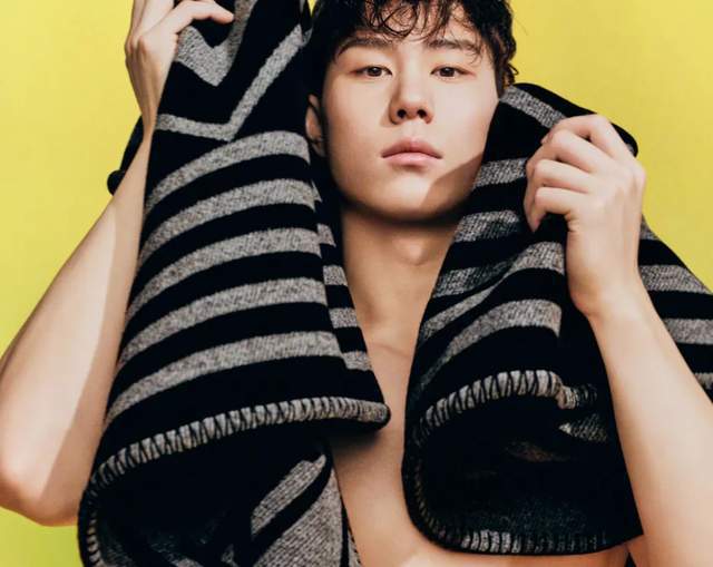 中国运动员时尚大片出圈！郑钦文有望拿下大刊封面资源超过明星(图1)