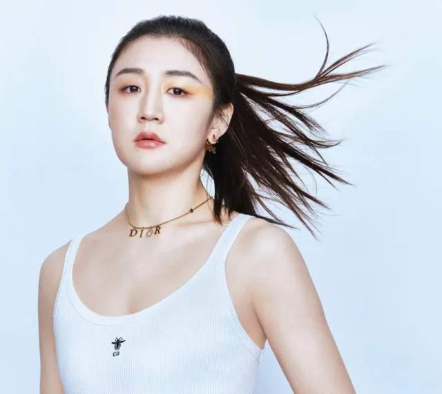 中国运动员时尚大片出圈！郑钦文有望拿下大刊封面资源超过明星(图10)