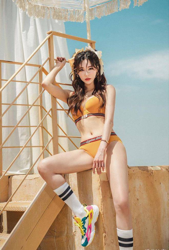 阳光活力的时尚美女写真穿着运动鞋拍照又酷又时尚(图2)