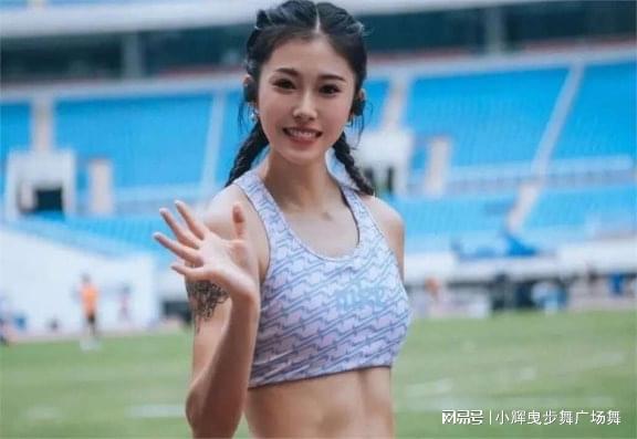 无畏少女吴艳妮登杂志封面新造型大胆前卫粉丝大赞又美又(图1)