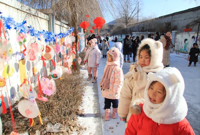 安图：中小学生冰雪趣味运动会燃爆冬日(图2)