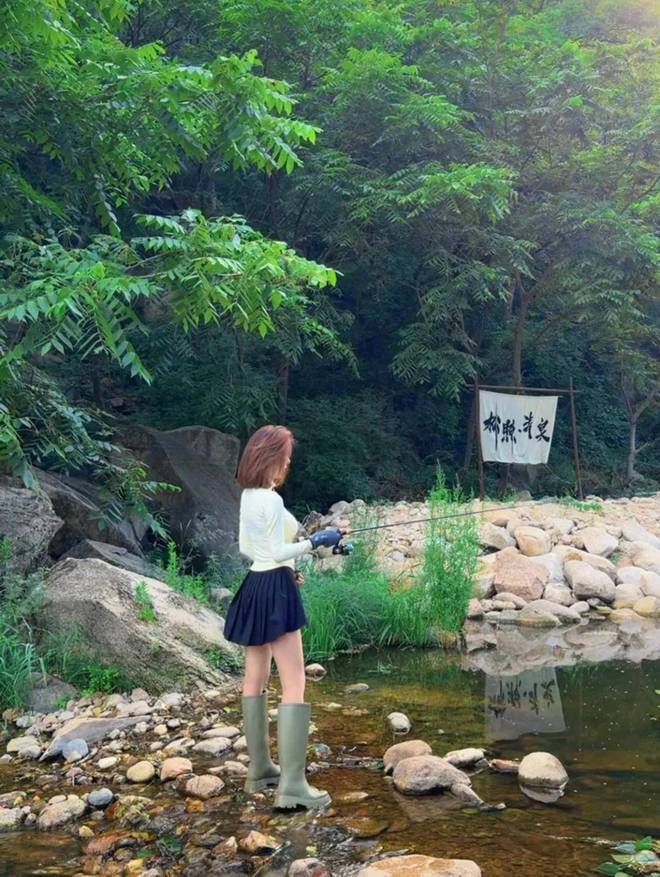 聂小雨短裙造型曝光钓鱼界的女神竟是她！(图6)