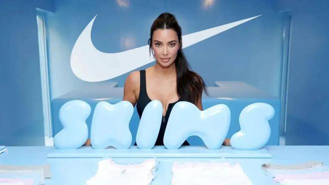 UR即将开出美国首家旗舰店、Nike与SKIMS推出合作品牌NikeSKIMS、VERAWANG在北京开第二家旗舰店…品牌周报(图8)