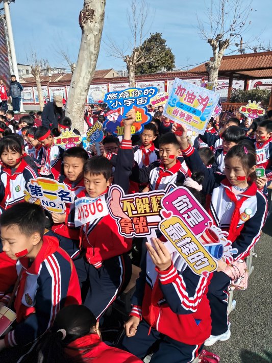 春阳跃动展风采雏鹰振翅竞翱翔——济南市莱芜第二实验小学春季运动会跑步项目燃动校园(图2)