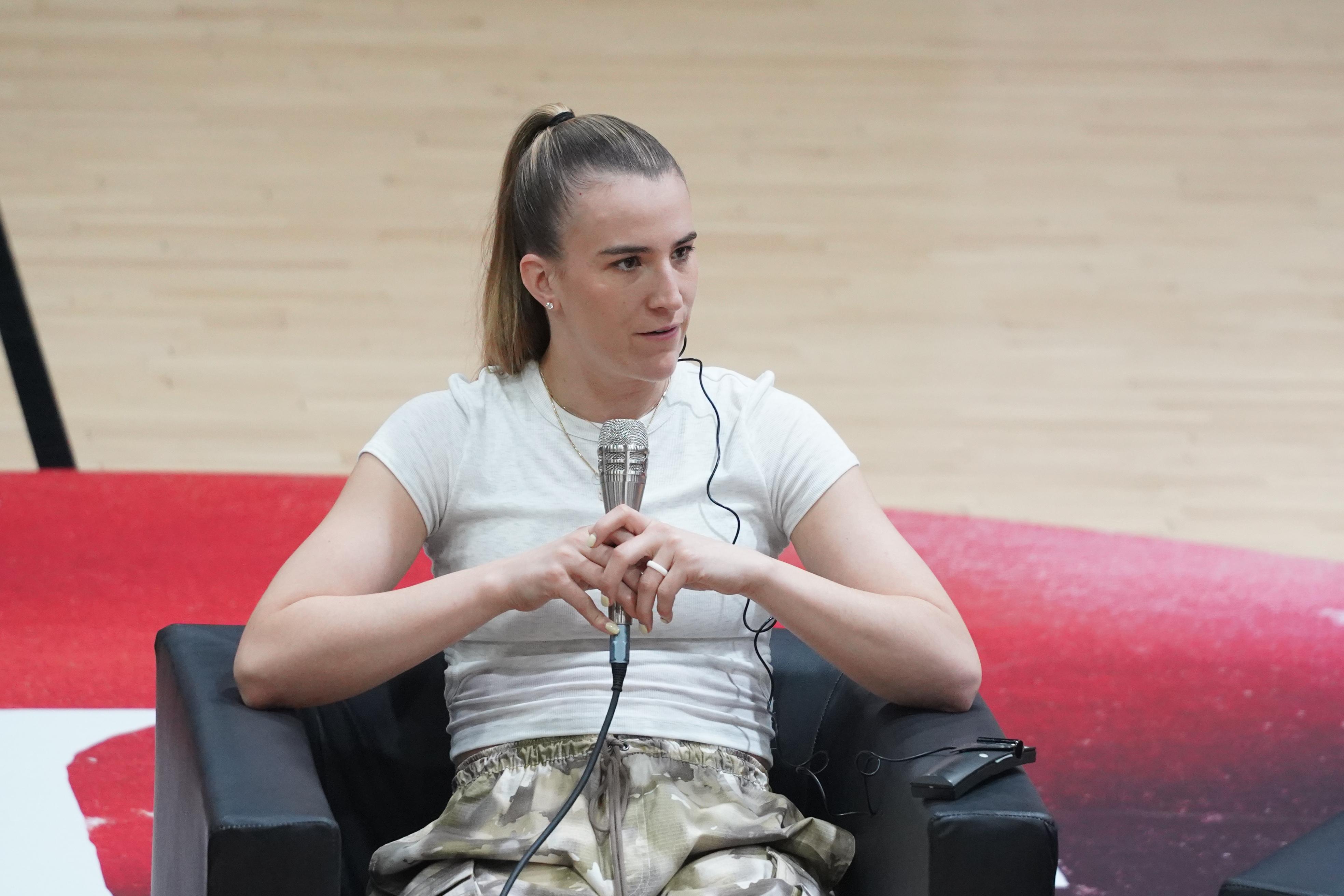 WNBA球星约内斯库抵达广州携手杨力维分享女性运动故事(图2)