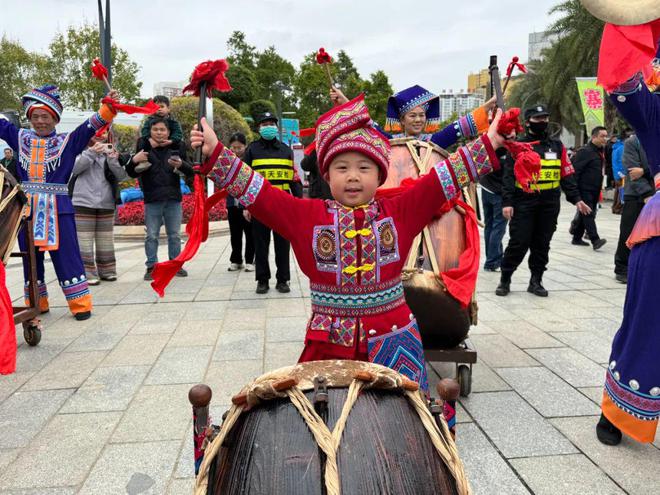 火了！靳东、埃文·凯尔、陆仙人今早都到南宁民歌湖过广西三月三了！【930新闻眼】(图5)