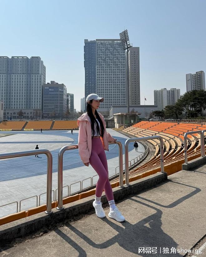 运动穿搭推荐时尚新潮引领潮流风向。(图4)