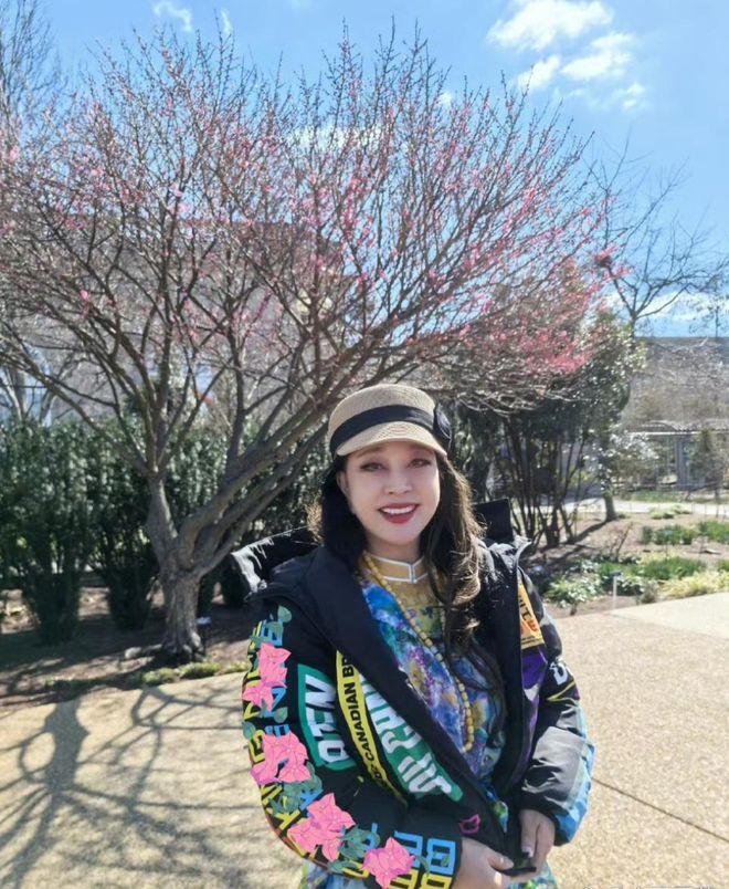 刘晓庆不是装嫩是真嫩穿赛车服搭印花裙不仅不俗意外时髦减龄(图2)