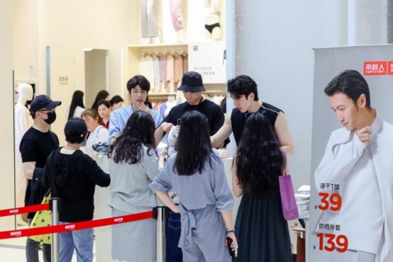 从“全家穿搭”到“打卡晒圈”：南极人仲盛快闪店把商场中庭变时尚秀场(图5)