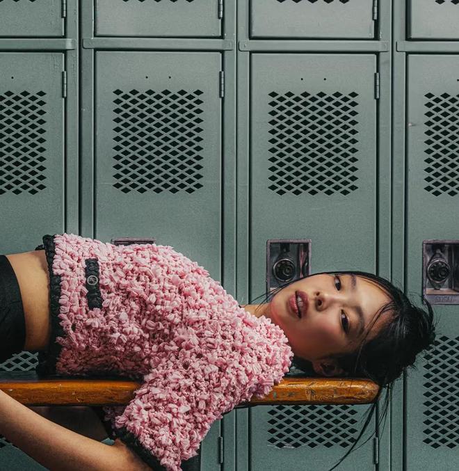 Jennie封面大片！简约穿搭秀出极致身材线运动性感风再掀潮流？(图4)
