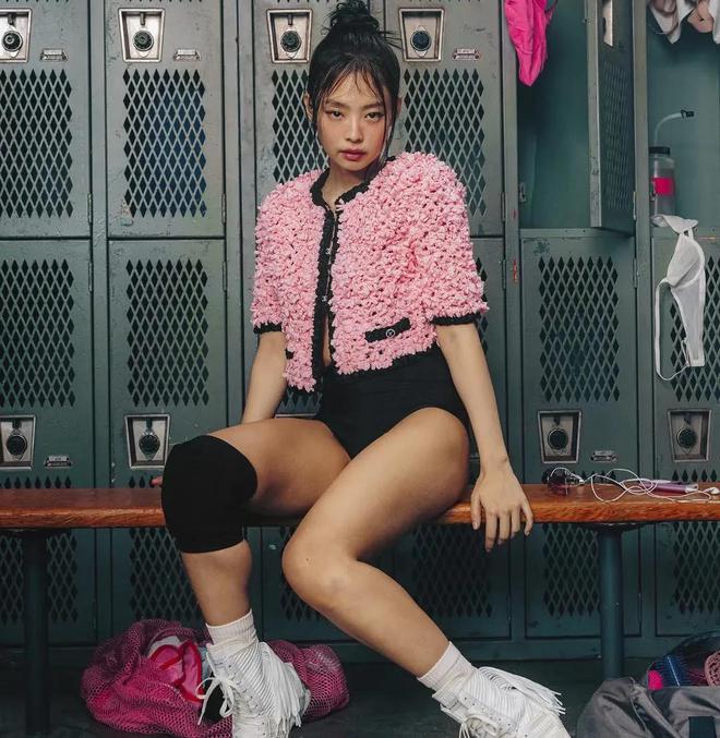 Jennie封面大片！简约穿搭秀出极致身材线运动性感风再掀潮流？(图6)