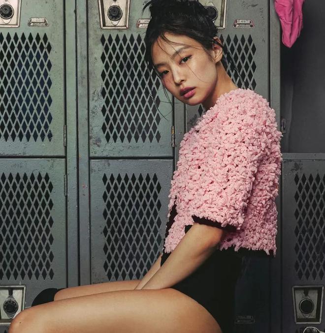 Jennie封面大片！简约穿搭秀出极致身材线运动性感风再掀潮流？(图7)