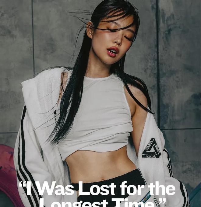 Jennie封面大片！简约穿搭秀出极致身材线运动性感风再掀潮流？(图8)