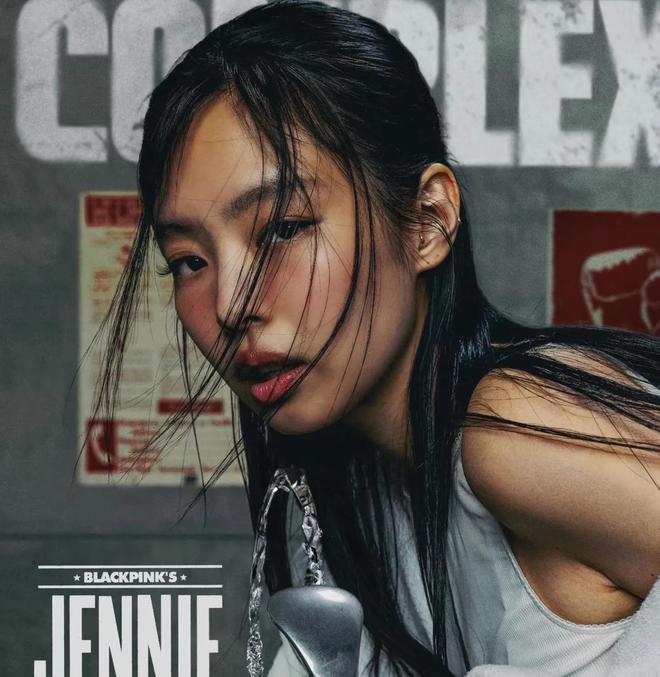 Jennie封面大片！简约穿搭秀出极致身材线运动性感风再掀潮流？(图2)