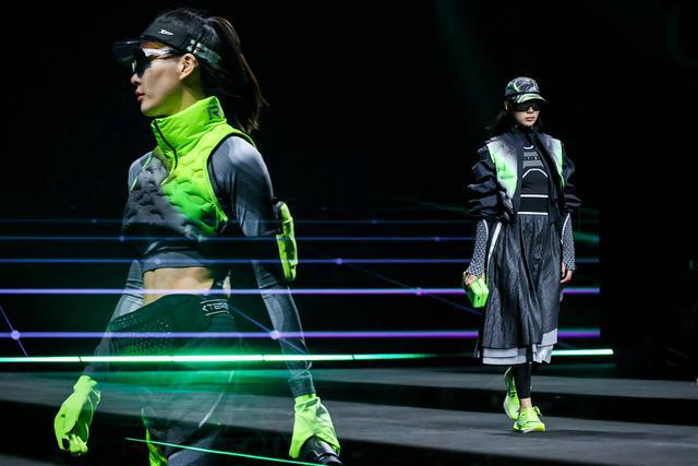 特步领「速」运动浪潮概念秀震撼发布重新定义超现实主义运动美学(图2)