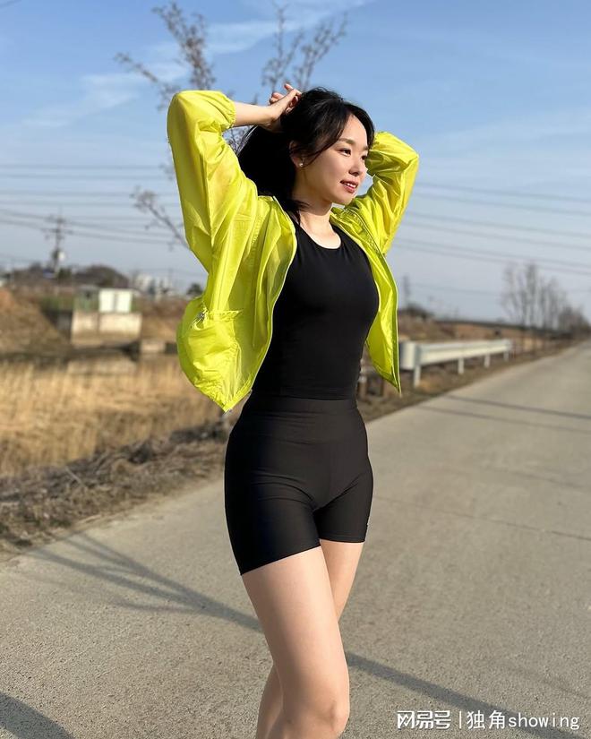 惊艳搭配！亮黄色运动防风衣配黑短裤尽显时尚气质！(图2)