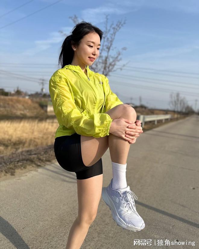 惊艳搭配！亮黄色运动防风衣配黑短裤尽显时尚气质！(图1)