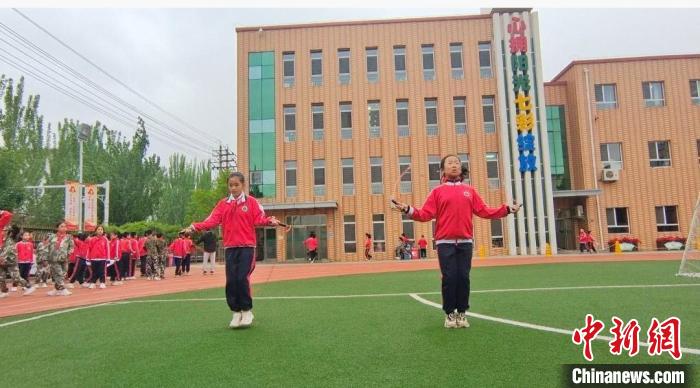 校园里欢乐多内蒙古中小学阳光体育两小时实践探索(图1)