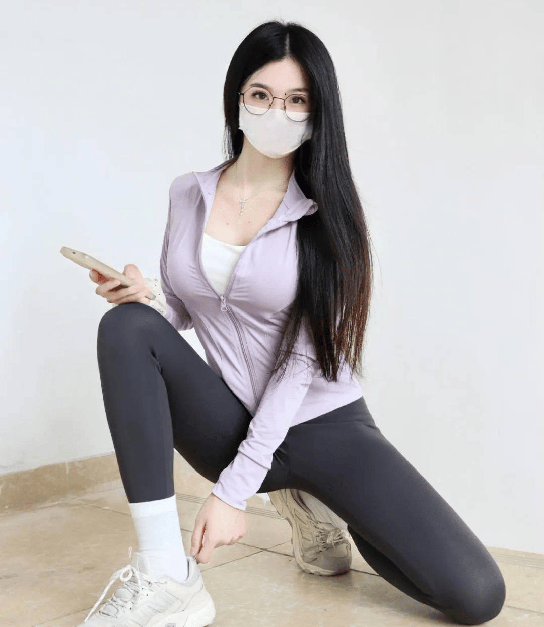 运动时尚风来袭这套穿搭让你活力满满又吸睛！(图1)