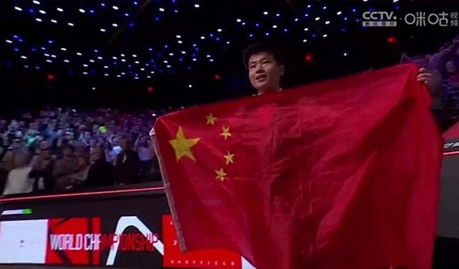 夺冠瞬间：观众集体起立鼓掌经纪人送国旗女朋友比奖杯都亮眼(图4)
