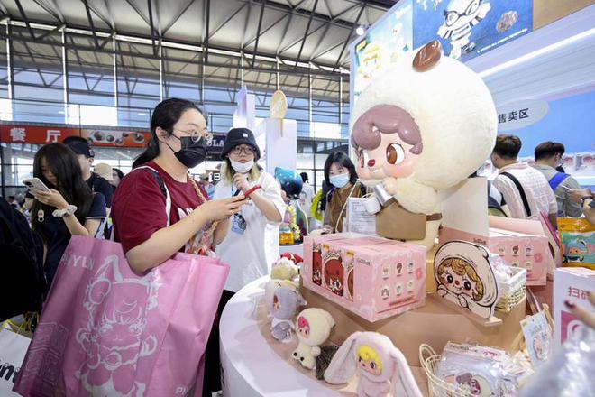 52TOYS亮相上海千岛QDF潮玩卡牌展多元IP引热潮(图1)