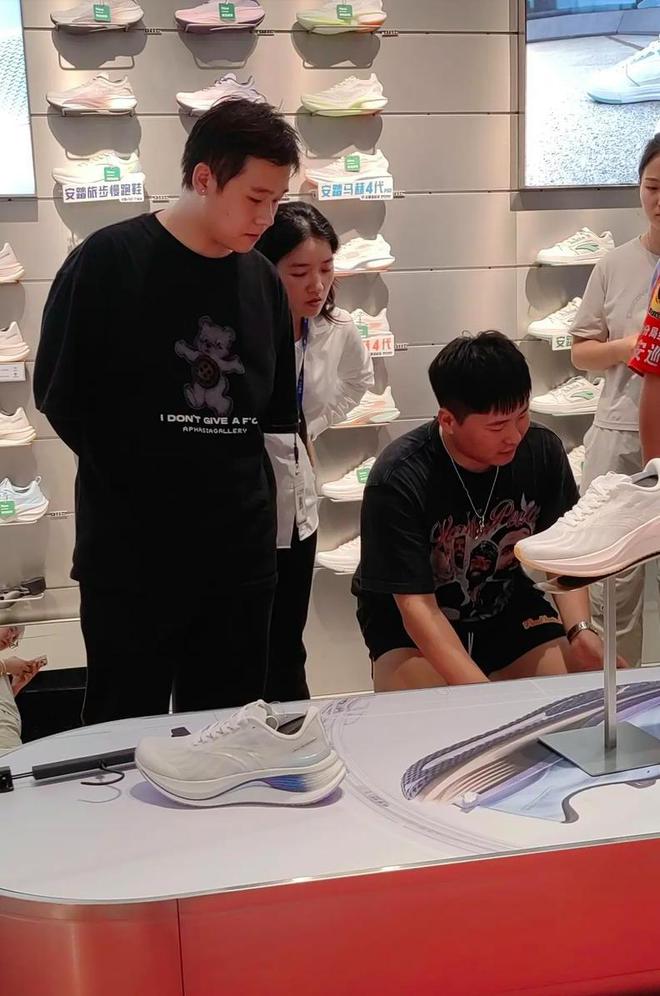 中美运动品牌巨头对比：耐克年营收514亿美元安踏又是多少呢？(图6)