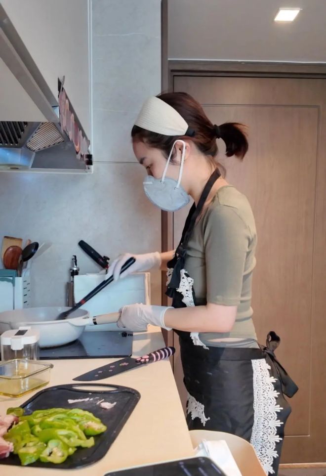 穿瑜伽裤上门做饭月入2万女子最新回应：不是为了流量(图2)