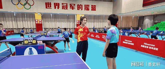 陈梦马龙忙碌孙颖莎王楚钦与国乒代拍互动。(图3)