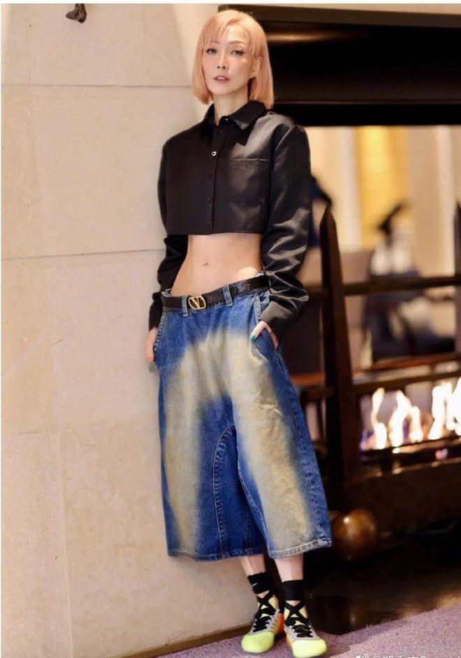郑秀文刚刮完痧晒健身照这个自律的女人身材匀称状态佳(图6)