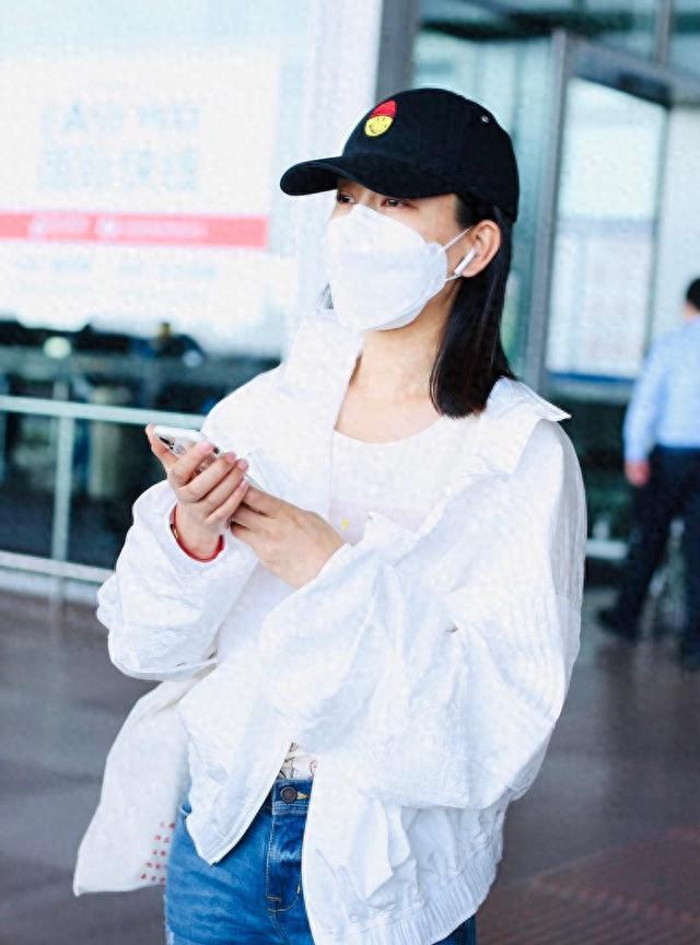 马苏机场素颜照曝光白外套配牛仔裤美翻！(图1)
