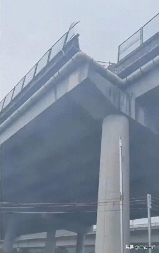 小车坠桥后续：超速冲破防撞沙桶和护栏致车上5人死亡回应(图1)