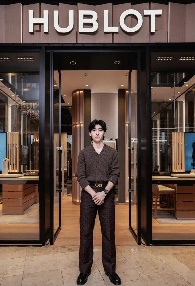 拿美妆代言、跨界奢牌活动…王曼昱勇闯时尚圈易如反掌丨Trendoftheweek(图8)