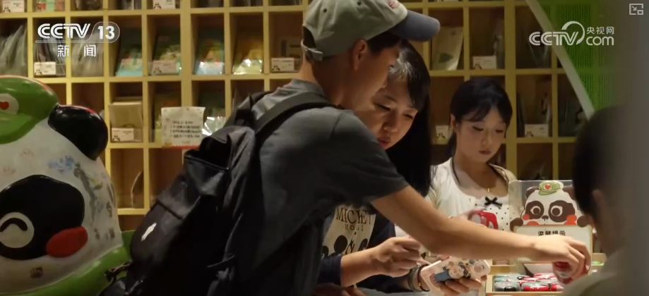 人气旺、消费热！“老空间+文化IP”化身潮酷空间多元新场景撬动消费新引擎(图5)