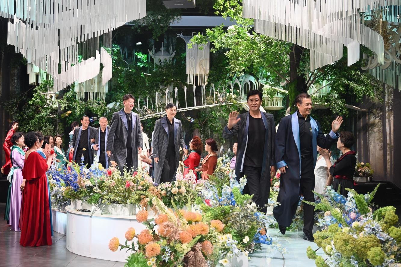 银发逐梦正当时：中老年时尚走秀点亮精神新生活(图5)